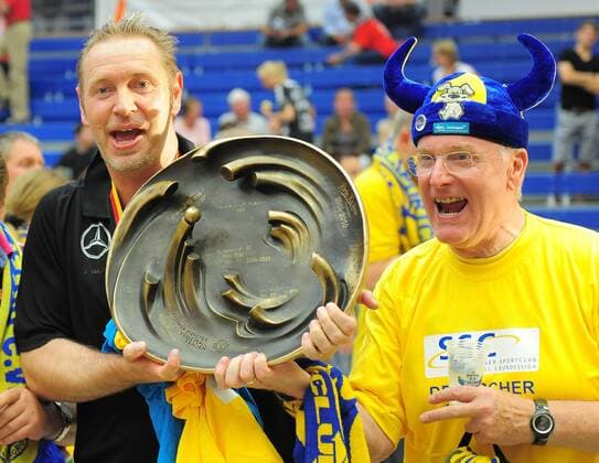 Trainer Tore Aleksandersen (Schwerin) mit der Meisterschale, Dresdner SC gegen Schweriner SC, Volleyball, 1. Bundesliga Frauen, der Dresdner SC verliert das Finale um die deutsche Meisterschaft, Play-off-Finale Play-off Finale, Margon-Arena Dresden Bodenbacher Straße, DSC, Saison 2010 2011, o0 Schale Meisterschale Objekte Freude