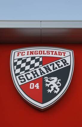 Fußball, Stadiongeschichte FC Ingolstadt 04 Wappen des FC Ingolstadt 04 an der Fassade Audi-Sportpark Ingolstadt, Stadion, Emblem, Frauen-Fussball - Laenderspiel Deutschland vs. Korea DVR, Ingolstadt, 21.05.2011 o0 2. Bundesliga Logo, Emblem, Vereinslogo, Vereinsemblem Sportstätte