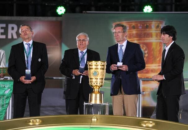 FUSSBALL DFB POKAL FINALE in BERLIN SAISON 2010 2011 - 21.05.2011 - SIEGEREHRUNG mit der Trophäe - (v. li.) DFB Generalsekretär Wolfgang Niersbach, DFB Präsident Dr. Theo Zwanziger, Bundespräsident Christian Wulff und Bundestrainer Joachim LÖW (Deutschland) - 