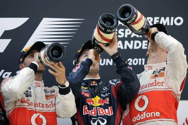 v.li: Lewis HAMILTON (GBR),MCLaren Mercedes, Sieger Sebastian VETTEL (GER),Red Bull Racing,Jenson BUTTON (GBR),MCLaren Mercedes,,trinken gleichzeitig aus ihren Champagnerflaschen - Siegerehrung, Jubel,Freude,Begeisterung, Rennen,22.05.2011. Formel 1:GP von Spanien Circuit de Catalunya,Saison2011,