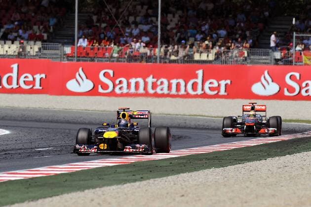 Sebastian Vettel (Red Bull Racing, L) vor Jenson Button (McLaren Mercedes) - GP Spanien 2011 Formel 1 Grand Prix Spanien 2011