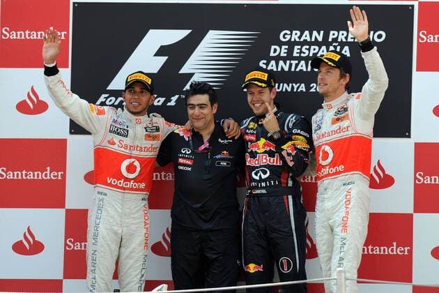 v.li.: Lewis Hamilton (McLaren Mercedes), Peter Prodromou (Red Bull Racing Head of Aerodynamics), Sebastian Vettel (Red Bull Racing), Jenson Button (McLaren Mercedes) - GP Spanien 2011 Formel 1 Grand Prix Spanien 2011