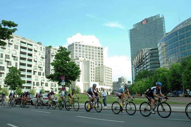 Diverse - Peloton - Fahrerfeld - im Hintergrund Hauptgebäude der Deutschen Bahn und Sony Center - Event: ProRace Berlin - Velothon 2011 - Location: Berlin - Deutschland - Europa - Datum: 22.05.2011 - Contact