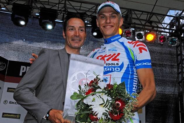 Erik Zabel ( GER Berlin - Unna ) der Mann hinter den Kulissen und Sportlicher Leiter des Rennens mit dem Sieger Marcel KITTEL ( GER Skil - Shimano ) - Event: ProRace Berlin - Velothon 2011 - Location: Berlin - Deutschland - Europa - Datum: 22.05.2011 - Contact