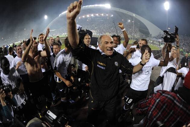 Udinese Calcio (weiß) - AC Mailand (rot), Trainer Francesco Guidolin (Udinese) 