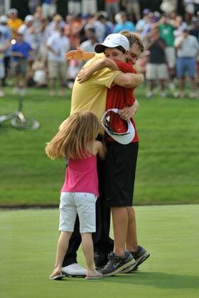 May 22, 2011 - Fort Worth, TX, USA - David Toms (USA) celebrates with his kids Carter (R) and Anna on the win of the championship during the championship finals of the Crowne Plaza Invitational at Colonial played at Colonial Country Club in Fort Worth, TX. PGA Golf Herren 2011 - May 22 - Crowne Plaza Invitational at Colonial - Championship Finals - ZUMAx65 o0 Jubel, Freude Sieg, Sieger Kind Familie Tochter Sohn privat