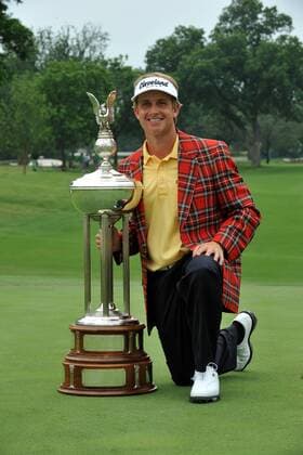 May 22, 2011 - Fort Worth, TX, USA - David Toms (USA) is the champion of the Colonial during the championship finals of the Crowne Plaza Invitational at Colonial played at Colonial Country Club in Fort Worth, TX. PGA Golf Herren 2011 - May 22 - Crowne Plaza Invitational at Colonial - Championship Finals - ZUMAx65 o0 Jubel, Freude Sieg, Sieger Siegerehrung Pokal, Trophäe Objekte Jacket