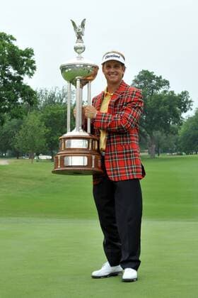 May 22, 2011 - Fort Worth, TX, USA - David Toms (USA) is the champion of the Colonial during the championship finals of the Crowne Plaza Invitational at Colonial played at Colonial Country Club in Fort Worth, TX. PGA Golf Herren 2011 - May 22 - Crowne Plaza Invitational at Colonial - Championship Finals - ZUMAx65 o0 Jubel, Freude Sieg, Sieger Siegerehrung Pokal, Trophäe Objekte Jacket