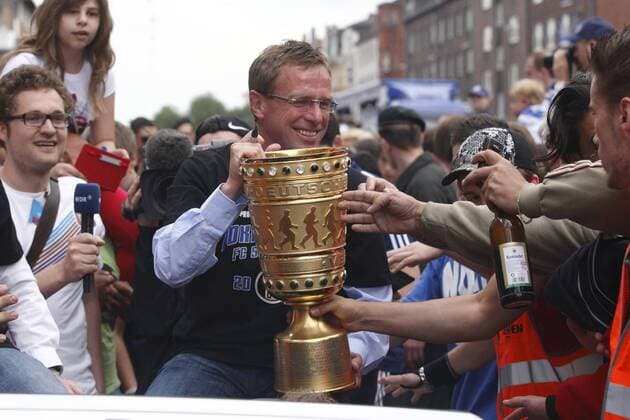 Trainer Ralf RANGNICK ( mi.) mit DFB Pokal in der Hand. Den Fans ganz nah. Autokorso, Jubel, Freude. DFB Pokal - FC Schalke 04 Fussball,DFB Pokal, Saison2010 2011 o0 Objekte Pokal Trophäe