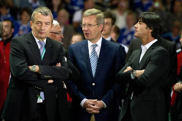 v.l. Wolfgang NIERSBACH (DFB- Generalsekretär), Dr. Theo ZWANZIR (DFB Präsident), Christian WULFF (Bundespräsident), Joachim Löw (Bundestrainer Deutschland) , Fussball DFB Pokal Finale der Herren 2011, MSV Duisburg - FC Schalke 04 0:5 am 21.05.2011 in Berlin, saison 2010 2011 o0 Funktionär Trainer Nationaltrainer Nationalmannschaft people Politik