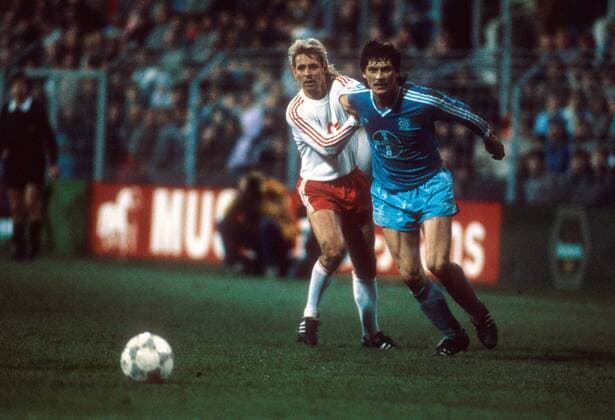 Norbert Nachtweih (Bayern, li.) gegen Dietmar Klinger (Uerdingen) - DEUTSCHSPRACHIGE SPORTZEITSCHRIFTEN UND -ZEITUNGEN NUR NACH RÜCKSPRACHE Fußball 1. BL Herren DEUTSCHSPRACHIGE SPORTZEITSCHRIFTEN UND -ZEITUNGEN NUR NACH RÜCKSPRACHE, Saison 1986 1987 Gruppe Krefeld Dynamik, Spannung,