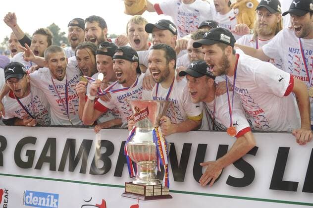 Players of the Czech soccer team Viktoria Pilsen celebrate with a trophy after 29th round of the Czech soccer league FC Viktoria Pilsen vs FC Banik Ostrava in Pilsen, Czech Republic. Viktoria Pilsen became Czech champion for the first time in history. Captain of Pilsen Pavel Horvath (middle). (CTKxPhoto PetrxEret)  CTKPhoto6201105210562301 o0 Pokal Trophäe Objekte Freude