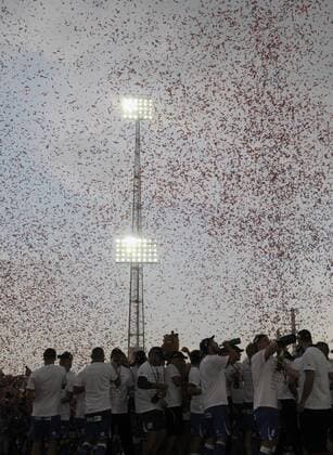 Players of the Czech soccer team Viktoria Pilsen celebrate with a trophy after 29th round of the Czech soccer league FC Viktoria Pilsen vs FC Banik Ostrava in Pilsen, Czech Republic. Viktoria Pilsen became Czech champion for the first time in history. (CTKxPhoto PetrxEret)  CTKPhoto201105210587301 o0 Konfetti Aufmacher Totale