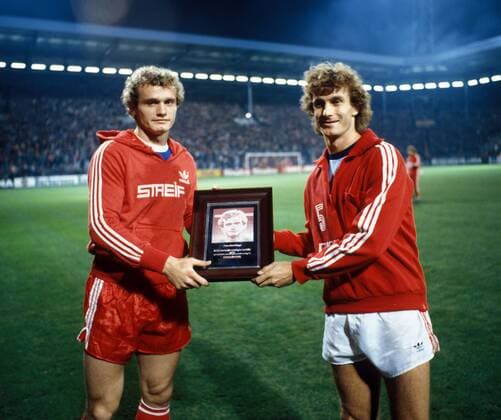 Rainer Bonhof (1. FC Köln, re.) ehrt Hans Peter Briegel (1. FC Kaiserslautern) - DEUTSCHSPRACHIGE SPORTZEITSCHRIFTEN UND -ZEITUNGEN NUR NACH RÜCKSPRACHE Preisverleihung, Ehrung, Spielerehrung Bild Foto Konterfei Objekte