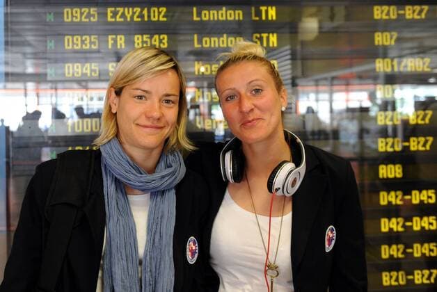 Fussball, Frauen, Saison 2010 2011, Champions League, Turbine Potsdam reiste zwei Tage vor dem Finale in London an, Jennifer Zietz (l.) und Anja Mittag beim Einchecken am Flughafen Schönefeld, 24.05. 2011,