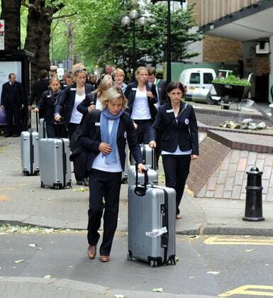 Fussball, Frauen, Saison 2010 2011, Champions League, Turbine Potsdam reiste zwei Tage vor dem Finale in London an, Ankunft im Hotel Hilton Kensington, links Jennifer Zietz, 24.05. 2011, o0 Unterkunft