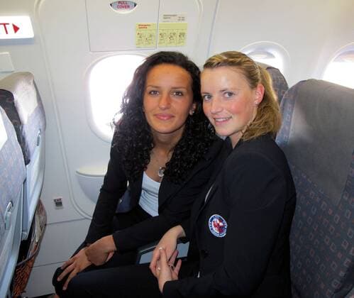Fussball, Frauen, Saison 2010 2011, Champions League, Turbine Potsdam reiste zwei Tage vor dem Finale nach London, im Flugzeug zwischen Berlin und London, Fatmire Bajramaj (l.) und Corinna Schröder, 24.05. 2011,