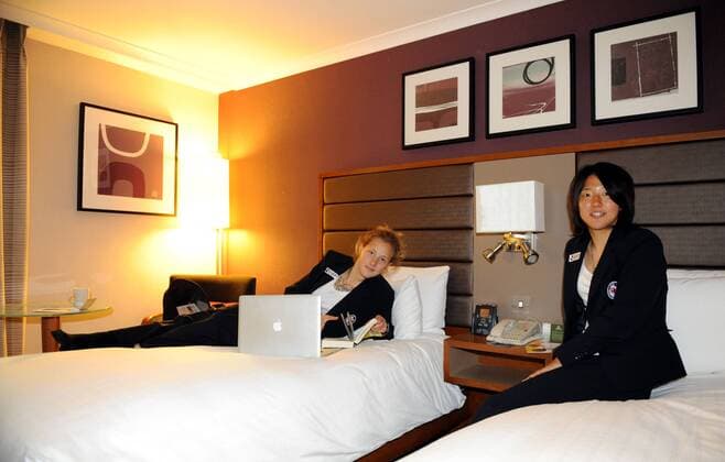 Fussball, Frauen, Saison 2010 2011, Champions League, Turbine Potsdam reiste zwei Tage vor dem Finale in London an, Anna Felicitas Sarholz (l.) und Yuki Nagasato auf ihrem Zimmer im Hotel Hilton Kensington, 24.05. 2011, o0 Unterkunft