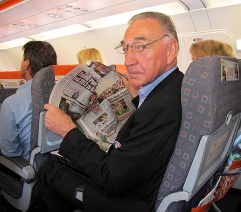Fussball, Frauen, Saison 2010 2011, Champions League, Turbine Potsdam reiste zwei Tage vor dem Finale nach London an, im Flugzeug zwischen Berlin und London, Trainer Bernd Schröder, 24.05. 2011,