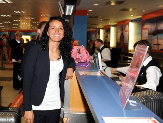 Fussball, Frauen, Saison 2010 2011, Champions League, Turbine Potsdam reiste zwei Tage vor dem Finale in London an, Fatmire Bajramaj beim Einchecken am Flughafen Schönefeld, 24.05. 2011,