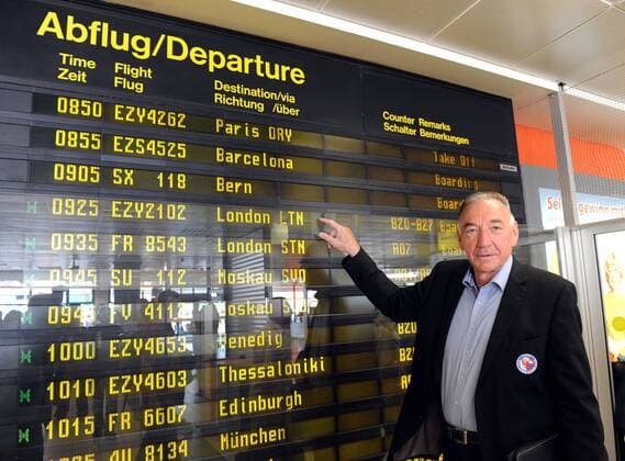 Fussball, Frauen, Saison 2010 2011, Champions League, Turbine Potsdam reiste zwei Tage vor dem Finale in London an, Trainer Bernd Schröder beim Einchecken am Flughafen Schönefeld, 24.05. 2011,