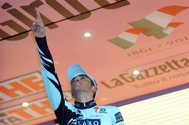 Giro d Italia 2011, 16. Etappe: Belluno - Nevegal; Etappensieger Alberto Contador (ESP Saxo Bank Sungard) trauert um seinen am Vortag verstorbenen Landsmann Xavier Tondo (ESP), Nevegal  o0 Zeitfahren Einzelzeitfahren Bergzeitfahren Jubel Trauer trauern Gedenken Tod tot verstorben