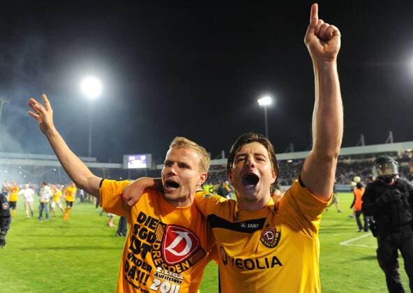 24. Mai 2011: Osnabrueck, Osnatel Arena: Fussball Relegation zur 2. Bundesliga (Rueckspiel): VfL Osnabrueck - SG Dynamo Dresden: Dresdens Dennis Bührer (re) und Sebastian Schuppan bejubeln den Aufstieg 2011 o0 Aufsteiger Aufstieg Aufstiegsfeier Jubel, Freude