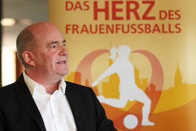 Manager SIEGFRIED DIETRICH (1.FFC Frankfurt), PRESSEWORKSHOP DIE WM 2011 IN FRANKFURT FRANKFURT 23.5.11 o0 PK, Pressetermin Funktionär 1. BL Schriftzug das Herz des Frauenfußballs