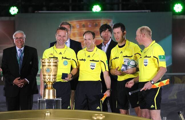 FUSSBALL DFB POKAL FINALE SAISON 2010 2011 MSV Duisburg - FC Schalke 04: 21.05.2011: Bundespräsident Christian Wulff (3L), DFB Präsident Theo Zwanziger (L), Trainer Joachim LÖW (Deutschland, (3R) Schiedsrichter Wolfgang Stark (2R) mit seinen Assistenten Jan Hendrik Salver (R), Mike Pickel, Peter Gagelmann (2L) mit dem Pokal 