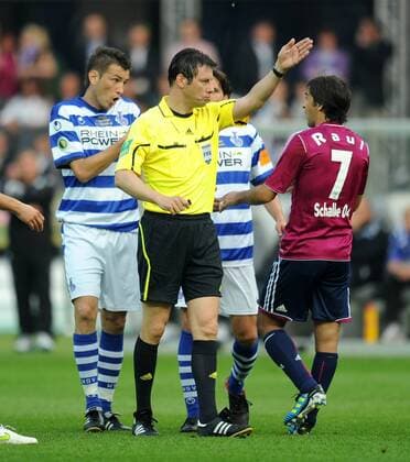 FUSSBALL DFB POKAL FINALE SAISON 2010 2011 MSV Duisburg - FC Schalke 04 21.05.2011 Schiri Wolfgang Stark mit Raul (FC Schalke 04) 