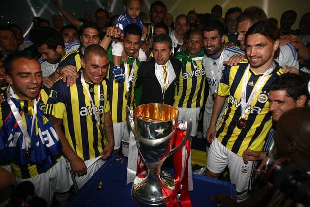 Fenerbahce Istanbul is the new turkish champion: Coach Aykut Kocaman  o0 Objekte Pokal Trophäe