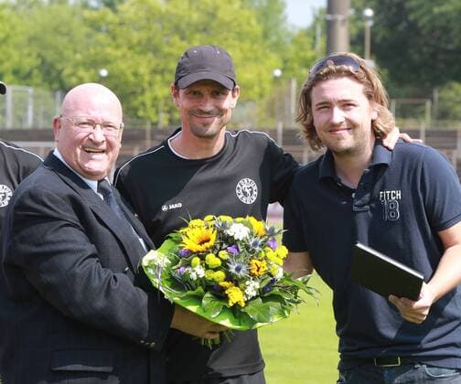 Fortuna Köln vs. Westfalia Herne - Verabschiedung Matthias Mink mit Vorstandsvorsitzender Klaus Ulonska (Fortuna) rechts:Geschäftsführer Dirk Daniel Stoeveken o0 Funktionär