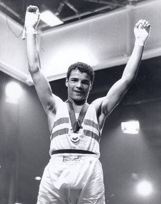 Großbritannien, Black History Month im Oktober - Sport Jul 26, 1970 - Edinburgh - JOHN CONTEH (GBR) puts his arms in the are in triumph after winning the gold medal at the Middleweight final match at the Commonwealth Games. British Boxer John Conteh  - ZUMAk09 o0 Sieg Gold Medaille Jubel Freude
