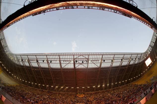 Fußball, Stadiongeschichte SG Dynamo Dresden Fussball, Relegationsspiel zur 2. Bundesliga, SG Dynamo Dresden, Public Viewing, Gluecksgasarena, Dresden, Dienstag (24.05.11). Fans verfolgen auf einer Leinwand das Spiel der SG Dynamo Dresden. o0 Sportstätte fisheye totale Stadion