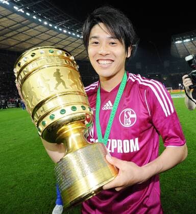 Samstag, 21.05.2011, DFB Pokal - Finale, Saison 10 11 in Berlin, MSV Duisburg - FC Schalke 04 0:5, Atsuto Uchida (S04) mit Pokal DeFodi018 o0 Objekte