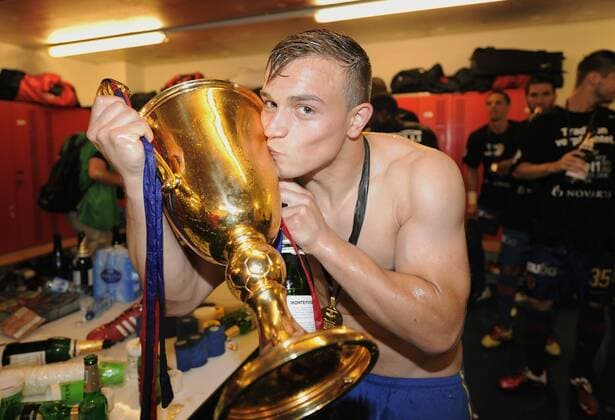Fussball International: Schweizer Axpo Superleague 36.Spieltag 2010 2011 FC Basel - FC Luzern 25.05.2011 Xherdan Shaqiri (FC Basel) küsst den Meister Pokal  o0 Trophäe Objekte nackt