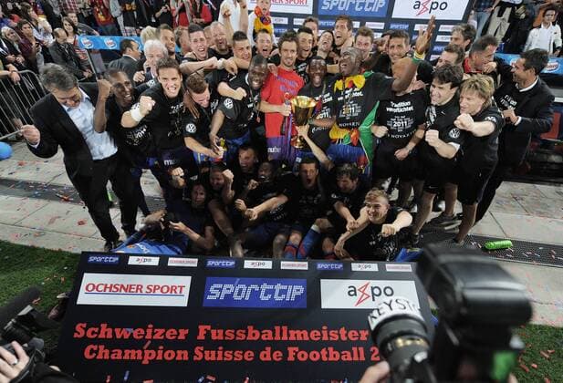 Fussball International: Schweizer Axpo Superleague 36.Spieltag 2010 2011 FC Basel - FC Luzern 25.05.2011 FC Basel ist schweizer Meister 2011; Siegerfoto mit Pokal  o0 Trophäe Objekte Totale