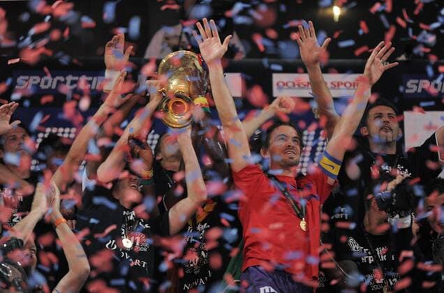 Fussball International: Schweizer Axpo Superleague 36.Spieltag 2010 2011 FC Basel - FC Luzern 25.05.2011 FC Basel ist schweizer Meister 2011; Franco Costanzo (re)  o0 Trophäe Objekte Pokal Konfetti