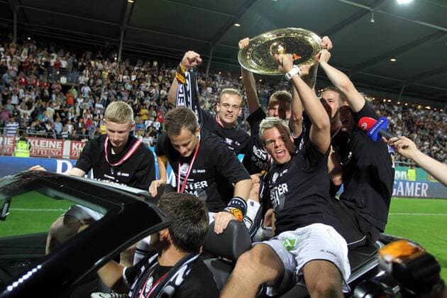 FUSSBALL - BL, GRAZ,AUSTRIA,25.MAI.11 - FUSSBALL - tipp3 Bundesliga powered by T-Mobile, Jubel und Freude, Meisterschaft des SK Sturm Graz --- Bild zeigt den Jubel von Sturm mit Florian Kainz, Timo Perthel und Alexander Schachner (Sturm). Keywords: Meisterteller, Auto.  o0 Meisterschale Pokal Trophäe Objekte Autokorso