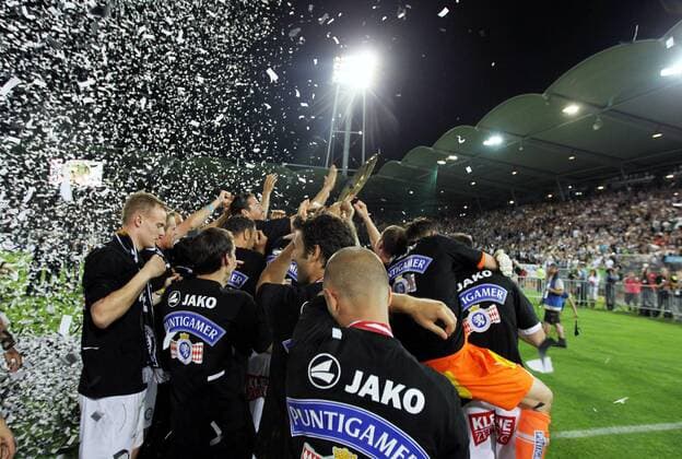 FUSSBALL - BL, GRAZ,AUSTRIA,25.MAI.11 - FUSSBALL - tipp3 Bundesliga powered by T-Mobile, Jubel und Freude, Meisterschaft des SK Sturm Graz, Siegerehrung --- Bild zeigt den Jubel von Sturm. Keywords: Meisterteller, Konfetti.  o0 Meisterschale Pokal Trophäe Objekte Totale