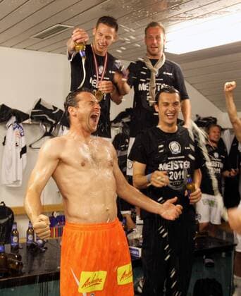 FUSSBALL - BL, GRAZ,AUSTRIA,25.MAI.11 - FUSSBALL - tipp3 Bundesliga powered by T-Mobile, Jubel und Freude, Meisterschaft des SK Sturm Graz --- Bild zeigt den Jubel von Silvije Cavlina, Timo Perthel, Martin Ehrenreich und Thomas Burgstaller (Sturm). Keywords: Dusche.  o0 Bier Bierdusche kurios komik o0 Kabine Umkleide Kabinenfeier