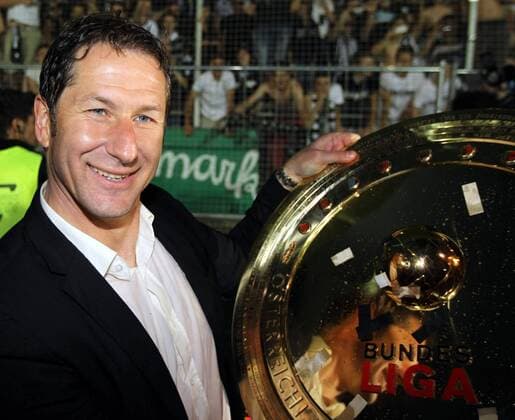 FUSSBALL - BL, GRAZ,AUSTRIA,25.MAI.11 - FUSSBALL - tipp3 Bundesliga powered by T-Mobile, Jubel und Freude, Meisterschaft des SK Sturm Graz --- Bild zeigt Trainer Franco Foda (Sturm). Keywords: Meisterteller.  o0 Meisterschale Pokal Trophäe Objekte