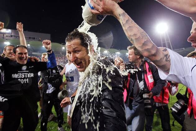 FUSSBALL - BL, GRAZ,AUSTRIA,25.MAI.11 - FUSSBALL - tipp3 Bundesliga powered by T-Mobile, Jubel und Freude, Meisterschaft des SK Sturm Graz --- Bild zeigt den Jubel von Trainer Franco Foda (Sturm). Keywords: Dusche.  o0 Bier Bierdusche kurios komik