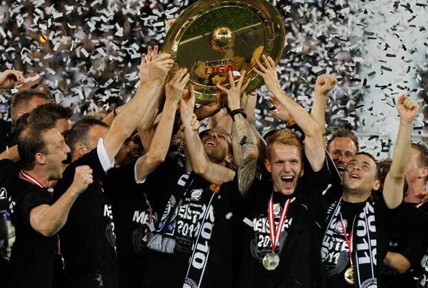 FUSSBALL - BL, GRAZ,AUSTRIA,25.MAI.11 - FUSSBALL - tipp3 Bundesliga powered by T-Mobile, Jubel und Freude, Meisterschaft des SK Sturm Graz, Siegerehrung --- Bild zeigt den Jubel von Sturm. Keywords: Meisterteller, Medaille, Konfetti.  o0 Meisterschale Pokal Trophäe Objekte