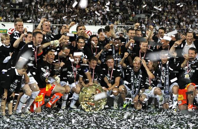FUSSBALL - BL, GRAZ,AUSTRIA,25.MAI.11 - FUSSBALL - tipp3 Bundesliga powered by T-Mobile, Jubel und Freude, Meisterschaft des SK Sturm Graz, Siegerehrung --- Bild zeigt den Jubel von Sturm. Keywords: Konfetti, Meisterteller, Medaille.  o0 Meisterschale Pokal Trophäe Objekte Totale o0 Siegerfoto