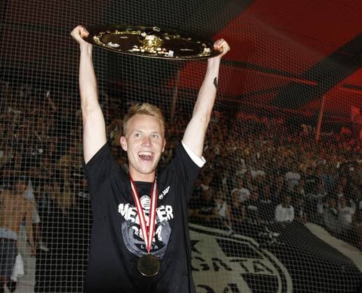 FUSSBALL - BL, GRAZ,AUSTRIA,25.MAI.11 - FUSSBALL - tipp3 Bundesliga powered by T-Mobile, Jubel und Freude, Meisterschaft des SK Sturm Graz, Siegerehrung --- Bild zeigt den Jubel von Dominik Pürcher (Sturm). Keywords: Meisterteller, Medaille.  o0 Meisterschale Pokal Trophäe Objekte