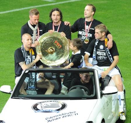 FUSSBALL - BL, GRAZ,AUSTRIA,25.MAI.11 - FUSSBALL - tipp3 Bundesliga powered by T-Mobile, Jubel und Freude, Meisterschaft des SK Sturm Graz --- Bild zeigt Patrick Wolf, Martin Ehrenreich, Imre Szabics, Ferdinand Feldhofer, Manuel Weber und Roman Kienast (Sturm). Keywords: Meisterteller, Autokorso.  o0 Meisterschale Pokal Trophäe Objekte
