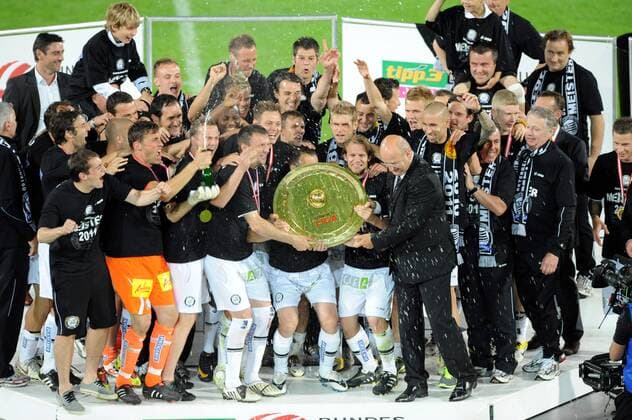 FUSSBALL - BL, GRAZ,AUSTRIA,25.MAI.11 - FUSSBALL - tipp3 Bundesliga powered by T-Mobile, Jubel und Freude, Meisterschaft des SK Sturm Graz, Siegerehrung --- Bild zeigt den Jubel von Sturm. Keywords: Meisterteller, Medaille, Sekt.  o0 Meisterschale Pokal Trophäe Objekte Totale