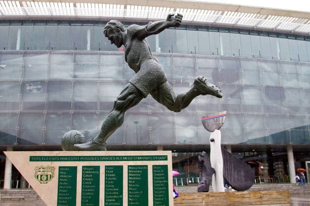 Fußball, Stadiongeschichte FC Barcelona CAMP NOU - Das Stadion des FC Barcelona. Bronzestatue von Ladislau Kubala Stecz mit der Beschriftung Budapest 1927 - Barcelona 2002 . Im Hintergrund die Fassade des Fussballstadions des FC Barcelona. Ladislau Kubala (bekannt auch als Ladislao und Ladislav Kubala) war ein ungarisch-slowakisch-spanischer Fussballspieler und -trainer. Kubala spielte sechsmal für die tschechoslowakische, dann dreimal für die ungarische und später 19 Spiele für die spanische Nationalmannschaft. o0 Denkmal Skulptur Statue Objekte