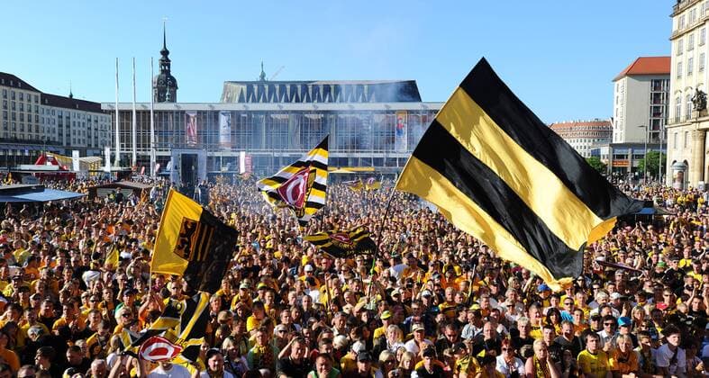 Aufstiegsfeier der SG Dynamo Dresden auf dem Dresdner Altmarkt, SG Dynamo Dresden, Aufstieg in die 2. Bundesliga, Fußball, Fussball, Saison 2010 2011, Dresden, 25.05.2011, o0 Fahne, Fanfahne, Fanfahnen Objekte